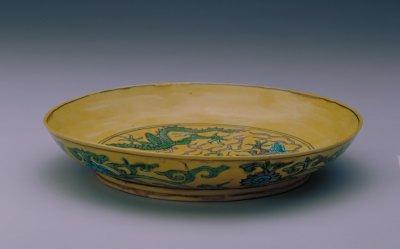 黄地素三彩二龙戏珠纹盘,明万历,高4.4cm,口径23.3cm,足径16cm。