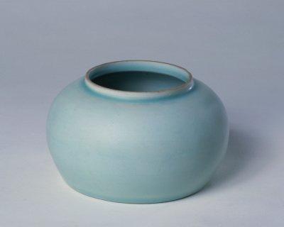 翠青釉罐,明永乐,高8.5cm,口径8.8cm,足径12.3cm。