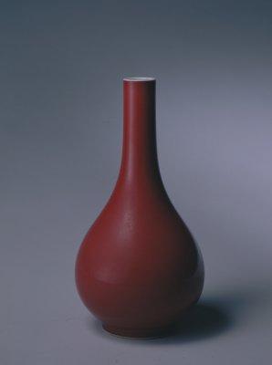 霁红釉胆式瓶,清雍正,高27.8cm,口径3.5cm,足径8cm。