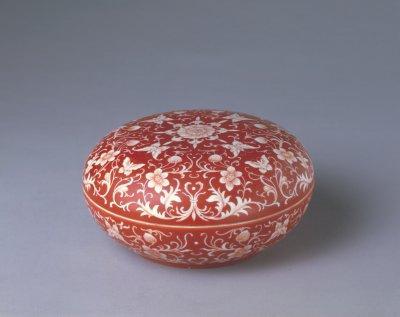 矾红地白花蝴蝶纹圆盒,清雍正,高10cm,口径18cm,足径12cm。