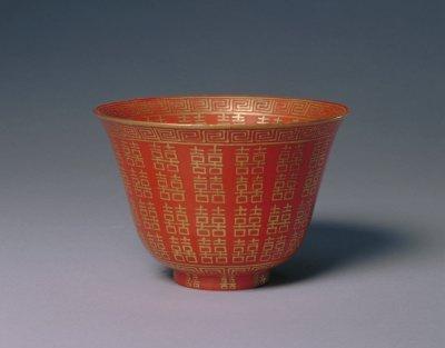 红地描金喜字碗,清同治,高7.2cm,口径10.5cm,足径3.9cm。