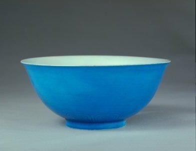 孔雀绿釉碗,明正德,高6.6cm,口径15.9cm,足径6.4cm。