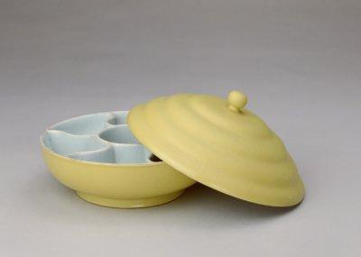 淡黄釉盖盒,清乾隆,通高12cm,口径18cm,足径10.6cm。