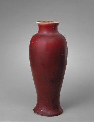 郎窑红釉凤尾尊,清康熙,高45.5cm,口径12.7cm,足径14.4cm。