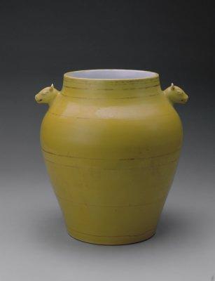 黄釉金彩牺耳罐,明弘治,高32cm,口径19cm,足径17.5cm。