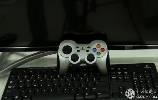 本白只有一只红外罗技手柄,不是蓝牙也不是WIFI,始终没能连接成功,可惜。