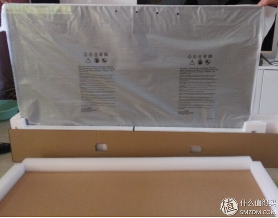 ▼保护到位——屏幕处的海绵防撞保护,避免运输和开箱过程中直接冲击屏幕