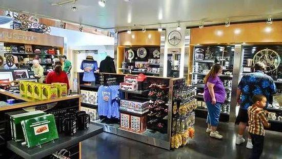 儿童才是礼品店的大金主,他么都喜欢在这里购买削铅笔器和橡皮擦等玩意。