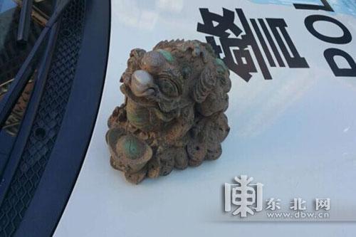 男子在早市兜售的“翡翠宝物”。