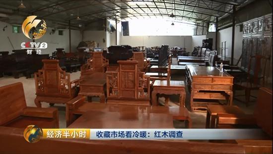 由于市场不景气,仓库里堆满了滞销的红木家具