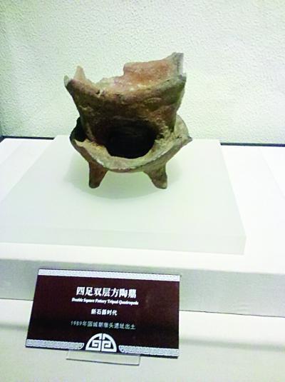 新石器时代 四足双层方陶鼎 陶“火锅”