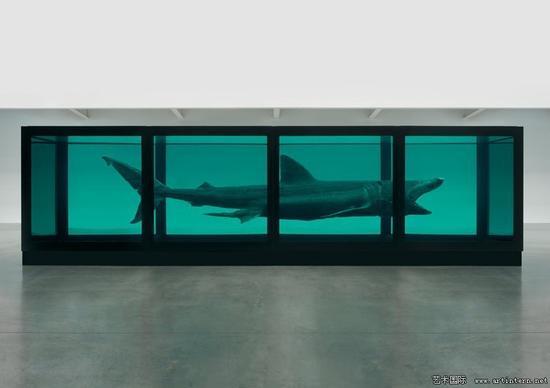 达明·赫斯特的《利维坦》(Leviathan ,2006–2013),众多浸泡在甲醛当中的鲨鱼系列作品中的一件。 图片: Courtesy of DamienHirst.com
