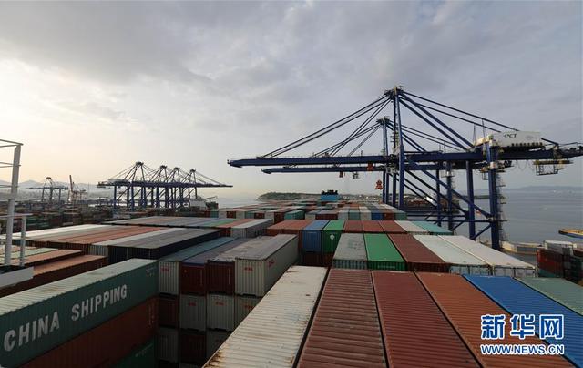 “中远荷兰”号靠泊希腊比雷埃夫斯港