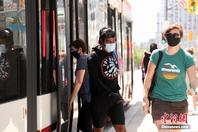 多伦多夏日街头掠影：公共交通工具乘客必须佩戴口罩