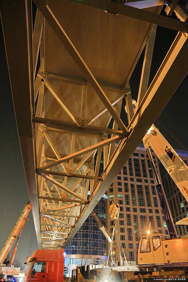 国内最长跨度天桥 北京东单北天桥主梁吊装完成