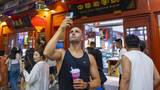 外籍人士“中国游”持续火热 北京前门大栅栏游人如织