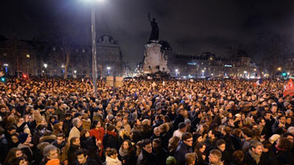 法民众悼念枪击案遇难者