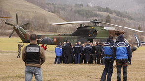 救援队伍抵A320坠毁地