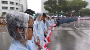 新加坡民众冒雨送李光耀