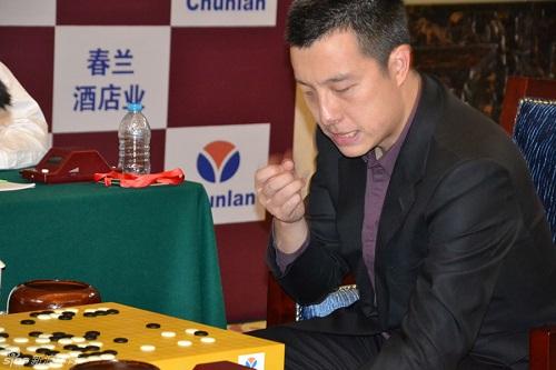 古力在比赛中的表情,内心也受着煎熬