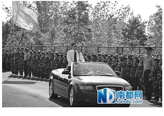 2013年,新华学院新生接受检阅。