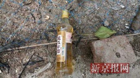 现场留下的疑似汽油瓶。家属供图
