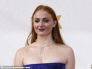 艾美奖红毯 《权利的游戏》索菲丰满肉感