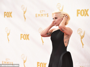 Gaga小清新亮相艾美奖 将演《美恐5》