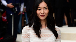 刘雯镂空连衣裙亮相