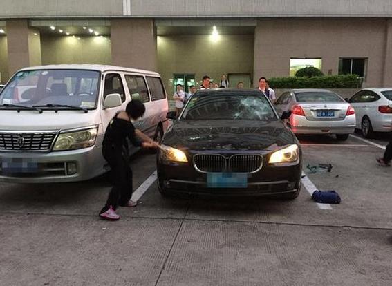 有钱任性?女人怒砸豪车