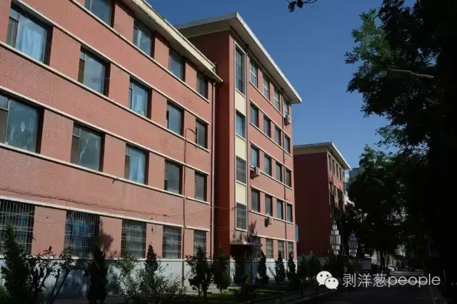 ▲8月31日,曾经的白银市供电局宿舍。1994年和1998年,两起案件相隔分别发生在两栋大楼里。