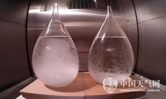 中国科学院博士后李汀用气压箱做的天气瓶实验