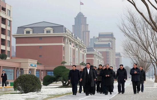 朝鲜“万套住宅”震撼亮相，金正恩现场感叹：5年的辛苦没白费