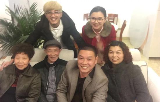 2016年在新家拍摄的全家福,依次是我弟,我,爷爷奶奶和爸妈