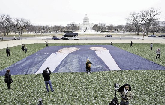 文件涂黑被删遭质疑，爱泼斯坦新档案引美两党激斗