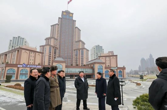 朝鲜“万套住宅”震撼亮相，金正恩现场感叹：5年的辛苦没白费