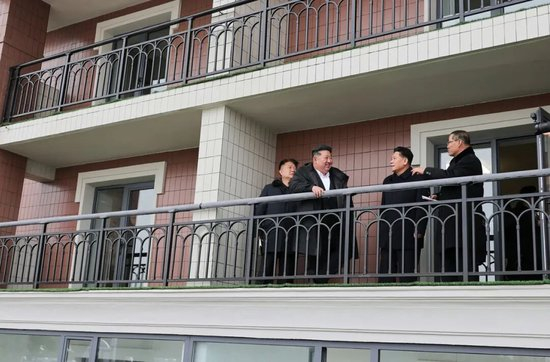 朝鲜“万套住宅”震撼亮相，金正恩现场感叹：5年的辛苦没白费