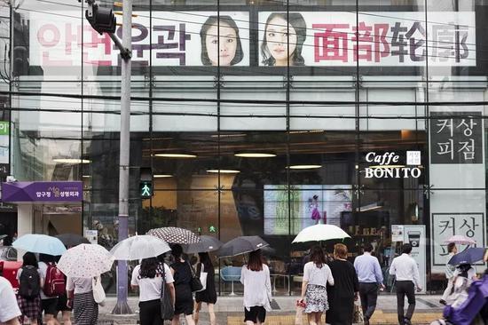 韩国一家打出中文标语的整容医院。@视觉中国