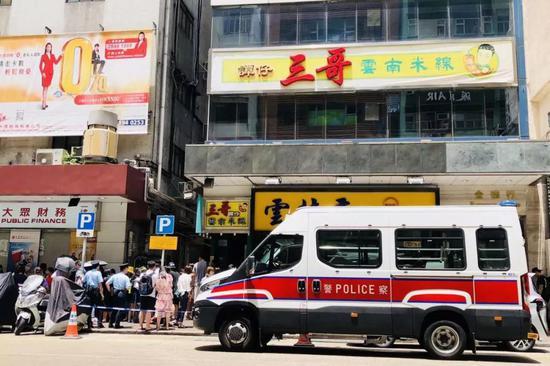 诊所外面被“一针难求”的人层层围堵