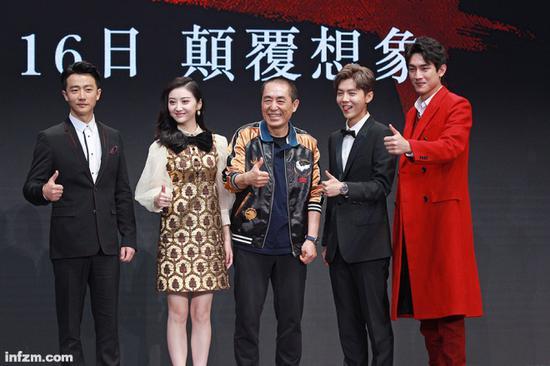 2016年11月15日,电影《长城》举行发布会。鹿晗在其中饰演起初胆小冒失、后在决战中奋勇杀敌的小兵彭勇。(视觉中国/图)