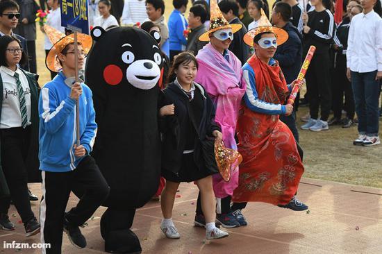 2017年11月合肥六中第四十六届运动会,充满青春创意的入场式。这或许呈现了封安保校长从严治校之外的另一面。(东方IC/图)