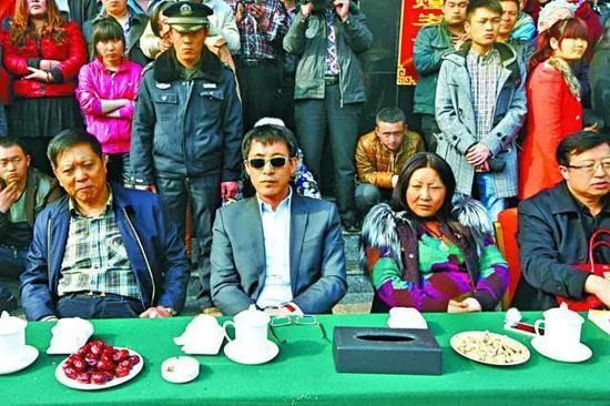 邢利斌与老婆:我们乐意