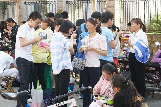毛坦厂中学门口,给孩子送午饭的家长