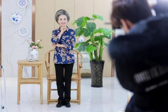 71岁的淘女郎杨光在拍摄中,摄影师最喜欢的是她真切又亲和的笑容