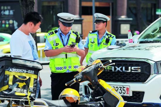 交警帮助骑手完成送餐任务 图源搜狐视频