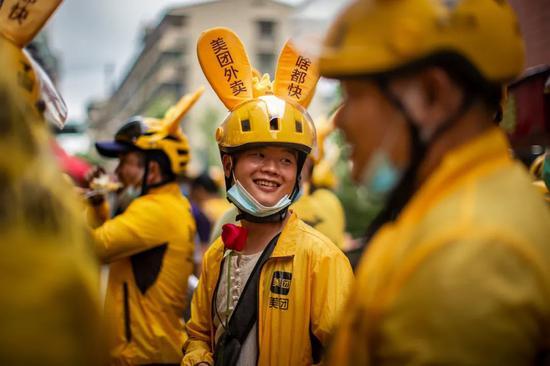 美团袋鼠造型的黄色耳朵