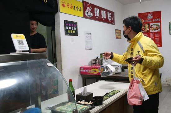 正在取餐的外卖骑手