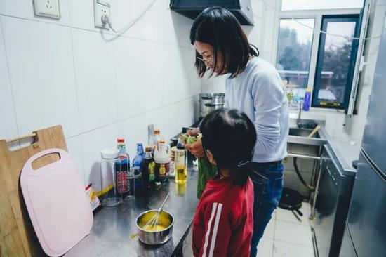 李丽现在租住的小区也是回迁小区,跟贾村一样,它们都是石家庄城中村改造政策的结果。