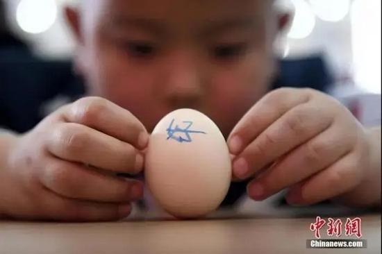 资料图:学生在课堂玩游戏 武俊杰 摄
