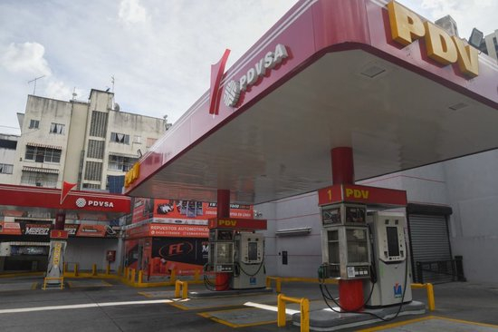 遭袭后的委内瑞拉：药店排队、油站关闭、民众集会抗议